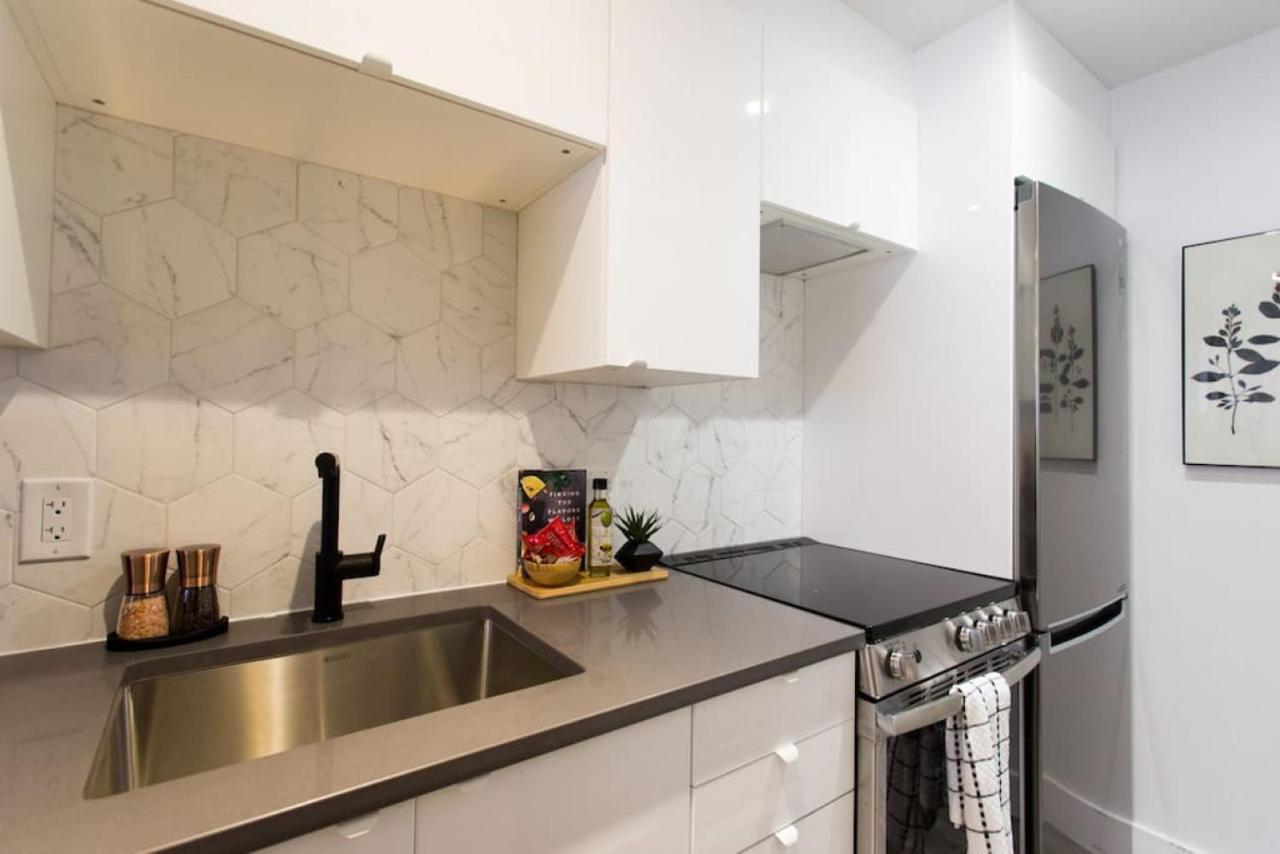 Palms Little Italy Studio With Full Bathroom By Denstays Montréal Exterior foto