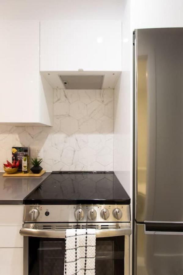 Palms Little Italy Studio With Full Bathroom By Denstays Montréal Exterior foto