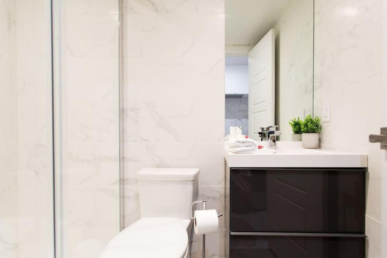 Palms Little Italy Studio With Full Bathroom By Denstays Montréal Exterior foto