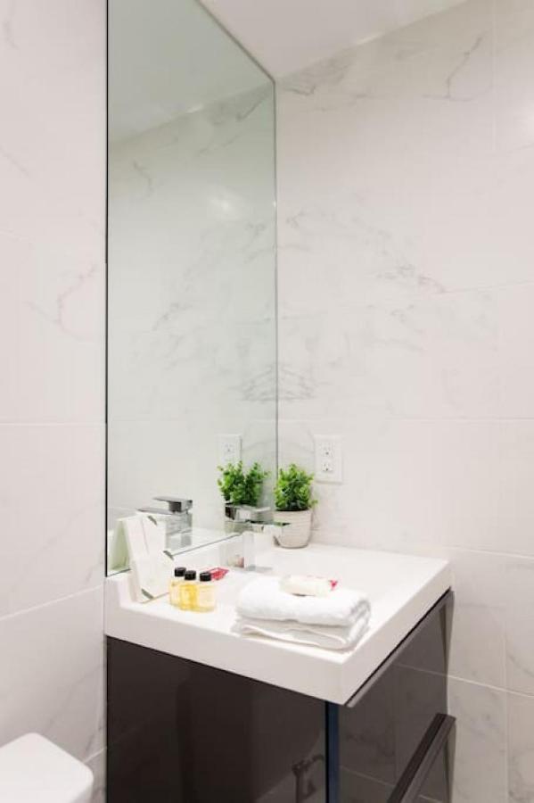 Palms Little Italy Studio With Full Bathroom By Denstays Montréal Exterior foto