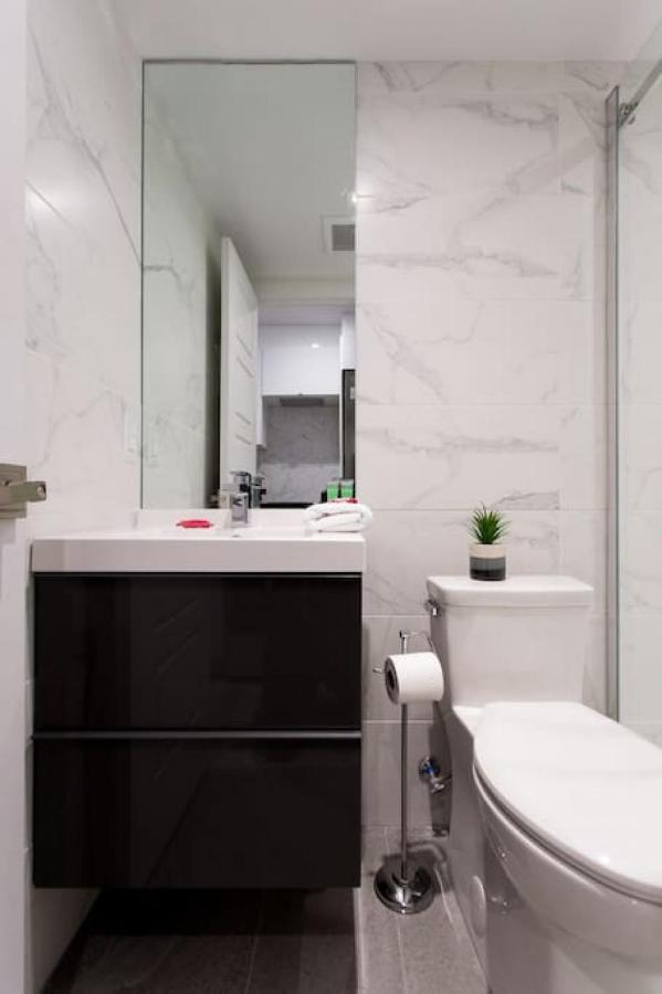 Palms Little Italy Studio With Full Bathroom By Denstays Montréal Exterior foto