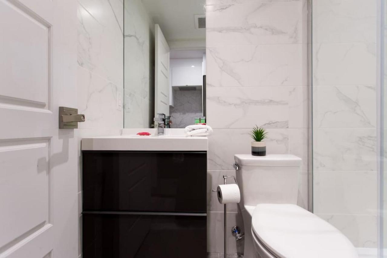 Palms Little Italy Studio With Full Bathroom By Denstays Montréal Exterior foto