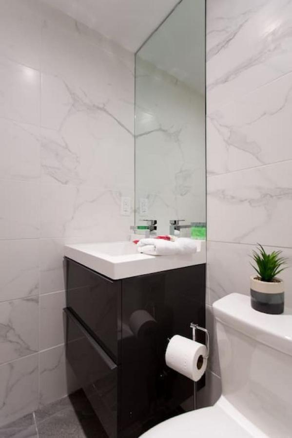 Palms Little Italy Studio With Full Bathroom By Denstays Montréal Exterior foto