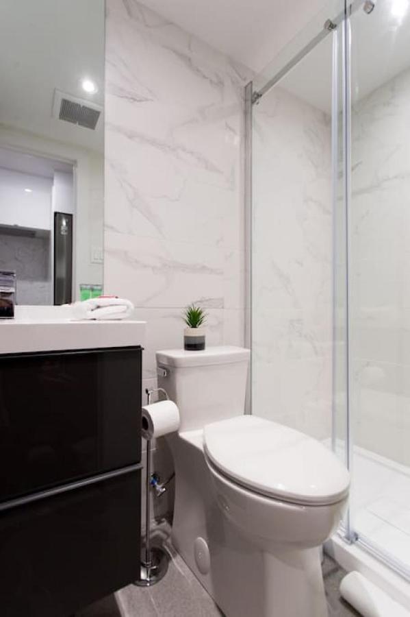 Palms Little Italy Studio With Full Bathroom By Denstays Montréal Exterior foto